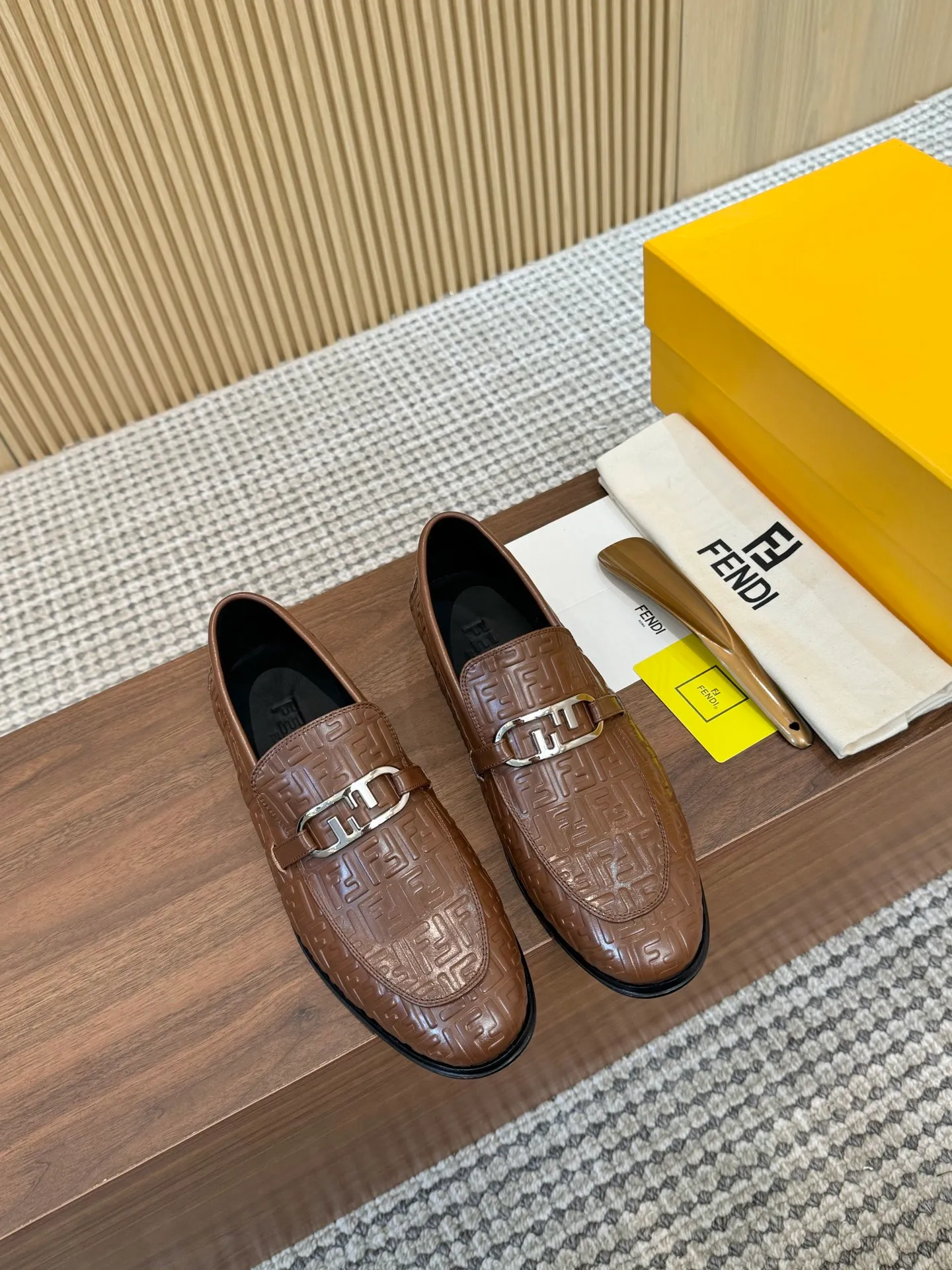 [FENDI] Top P: 980💰 ▪️Size: Men's 39-44. (Customized at 38.45.46) Fendi men's business casual leather shoes Imported brand cloth/calfskin/open edge beads/brand logo printing -Inside: Comfortable cowhide lining -Outsole: Genuine leather outsole with rubber backing embedded in the heel, perfect injection molding -Ultra-high quality control·Fine workmanship: highlighted (high-end·luxury·grade)